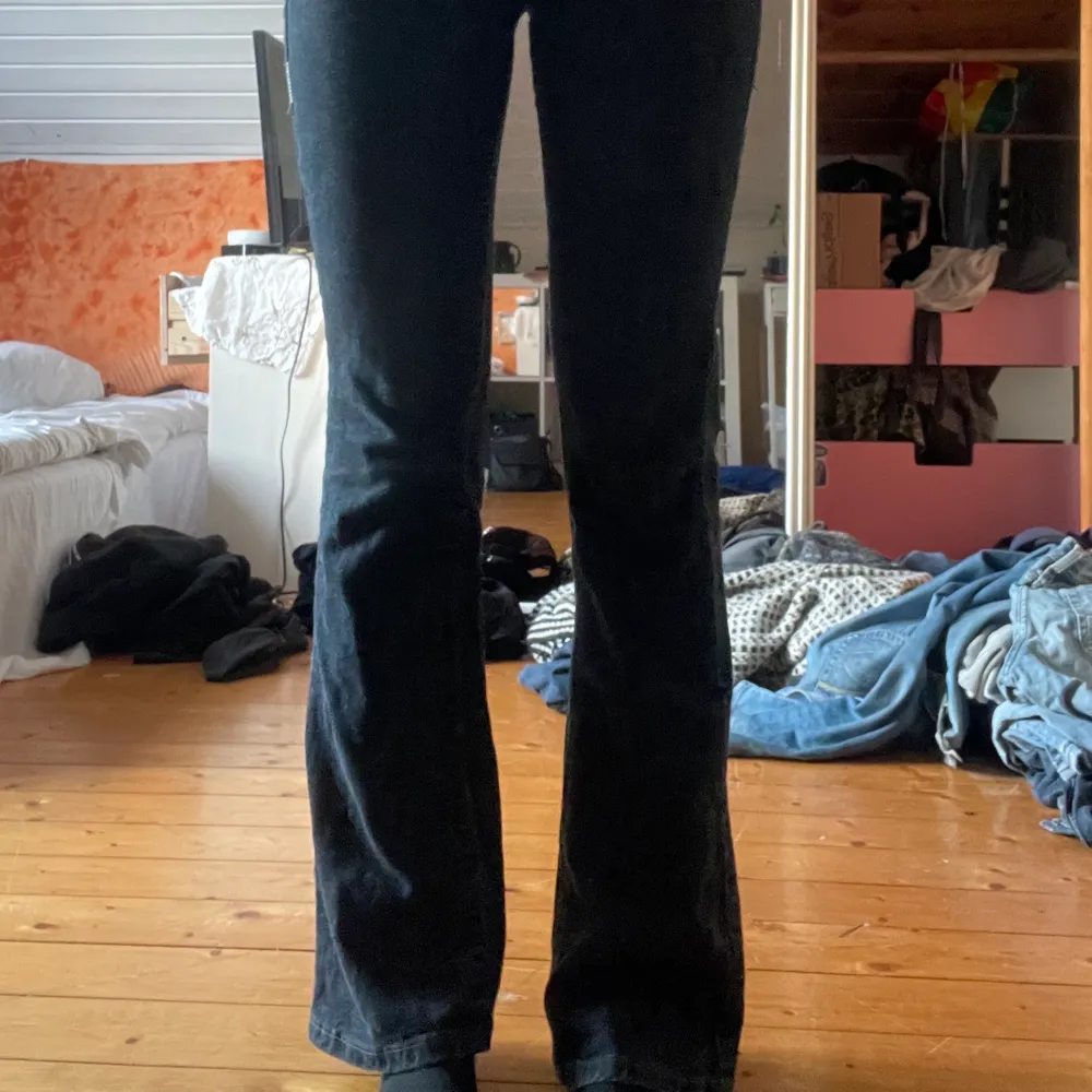 Jättefina lågmidjade bootcut true religon jeans som inte kommer till användning!!💕  Midja: 38cm Innerben: 80cm. Jeans & Byxor.