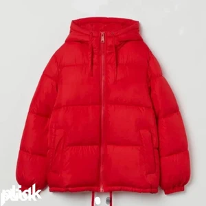 Röd jacka - Säljer min sköna och varma h&m jacka då den inte kommer till användning längre. Köpt från h&m förra året och har använt den ett par gånger. Inga defekter. Skriv privat om du vill ha mer bilder!!😇