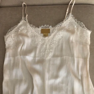 Sidenlinne Spetslinne - Så gulligt linne i beige med spets!från hm. Den är i storlek 38 och som ny! Linnet har justerbara axelband så passar nog 36 också🫶🏼 ❗️Tryck ej på köp nu❗️(kan inte använda funktionen) frakt 26kr