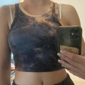 Topp - Kort topp i orange/beige och svart. Jättebekväm och bra material.  80kr+ frakt (spårbar)