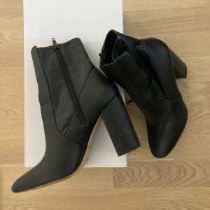 High heels ankle boots from ALDO, black. Size 40. Worn only 2 times.