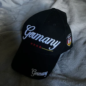 Svart Germany keps - Svart keps från Tyskland, helt oanvänd och säljer för 100kr + frakt, men priset kan diskuteras🤠🇩🇪