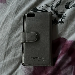 Magnet kortfodral iPhone SE silvrigt  - Kortfodral till iPhone SE. Silvrigt. Använt skick 