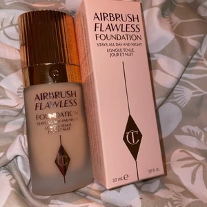 Charlotte tilbury  - Säljer denna Charlotte Tilbury fondation aldrig använd eller testad, helt ny i färgen 4 neutral, säljer då ja köpte fel och trodde det vad flawless filter, säljer för 450 med frakt