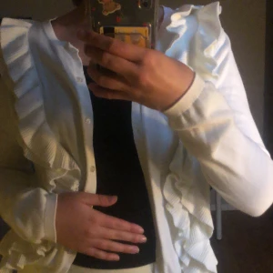 Kofta - Super söt kofta, nästan aldrig använd så i nyskick! Från Åhlens i stl 146-152, men passar lätt S även Xs