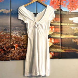 Oanvänd kort klänning från Forever21 st. S - Hämtas i Hornstull eller skickas mot fraktkostnad (51kr spårbart) 🌼 Ca 84 cm lång 🌸