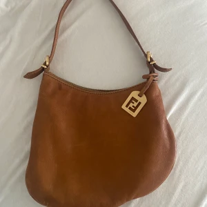 Fendi väska - Äkta vintage Fendi väska köpt på Vestiaire.  Slitagen är de man ser på bilderna, annars helt okej skick!  Varken dustbag eller kvitto finns med