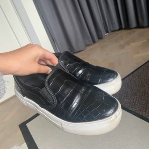 NA-KD skor  - Hej! Säljer mina  skor för att jag inte längre använder de💗 det vita är lite smutsigt men det ingenting man kan inte kan få bort med hjälp av tvål och papper💪🏽 Det storlek 38, men jag som har storlek 37 kan använda de  149 exkluderat frakt!❗️ 