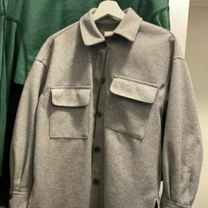 Grå kappa  - Säljer en jättefin grå kappa från hm i storlek Xs men sitter som S