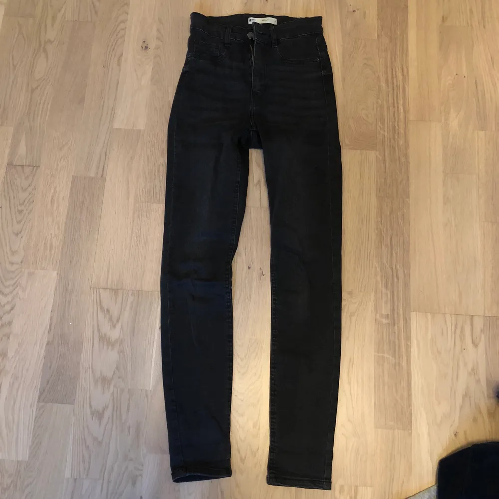 Skinny jeans från Gina Tricot, stl S. Använd några fåtal ggr. Köpta för 300kr. Jeans & Byxor.