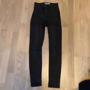 Skinny jeans från Gina Tricot, stl S. Använd några fåtal ggr. Köpta för 300kr