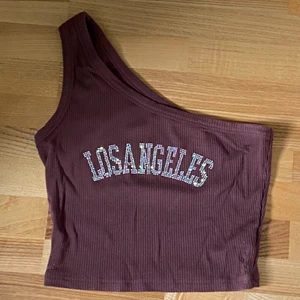 Söt topp - Brun ribbad One-shoulder topp med strassstenar. Endast använd nån gång så fint skick!🤎 Skriv vid intresse eller fler bilder. Köpare står för frakt!