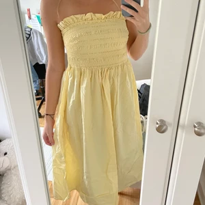 Klänning - Härlig gul sommarklänning från H&M. Perfekt till stranden🥰 Storlek L men passar även mig som bär M då den är väldigt stretchig. 