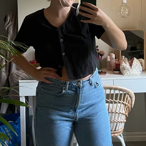 Topp - Croppad skjortliknande topp i linne från NA-KD i storlek 40💞 går att ha både öppen och stängd! 