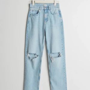 Jeans  - Säljer mina fina jenas från Gina Tricot med hål på knäna 💗 TRYCK INTE PÅ KÖP NU!