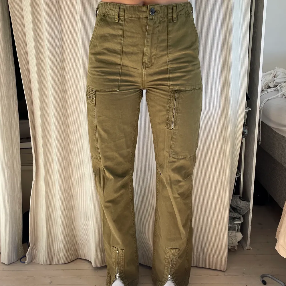 Snyggaste byxorna från zara med Så fina Cargopants från zara med underbar passform, går över skorna på mig som är 170 för referens :)) . Jeans & Byxor.