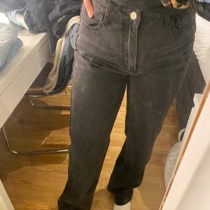 Nya svarta jeans, som jsg aldrig använt. De är väldigt långa på mig som är 166 cm, kliver på de. 