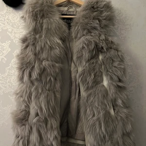 Hollies väst  - Använt nån gång men bara legat i garderoben utan användning. 