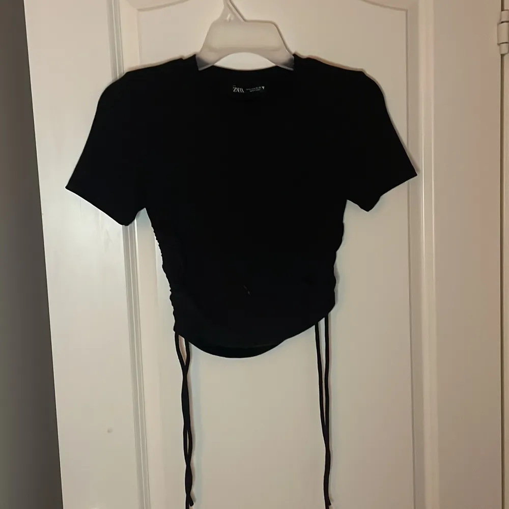 Säljer min Svarta tröja från Zara med knyt bara band👚💞 Aldrig använt👚💞 Storlek Xs🛍. T-shirts.