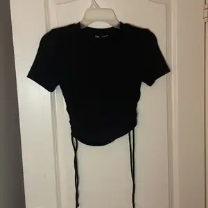 Säljer min Svarta tröja från Zara med knyt bara band👚💞 Aldrig använt👚💞 Storlek Xs🛍