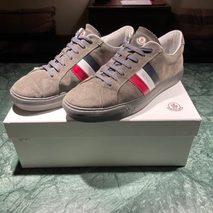 Moncler skor storlek 43 - Tjenare! Säljer mina relativt nya Moncler sneakers på grund av att jag inte använder dem längre, det är storlek 43 men kan även passa 44. Dem är använda runt 5 gånger och ser sprillans nya ut, köpta på Mytheresa tagg finns med 