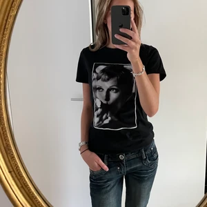 Limitato T-shirt  - En svart limitato t shirt med snyggt tryck. Storlek XS men unisex så för en tjej passar den någon som har storlek S/M. Köpt för tre år sedan. Använd ett fåtal gånger. Säljer då jag inte använder den. Köpt för ca1500kr.