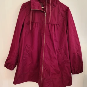 Kappa Hm strl 46 - Fin höstkappa från Hm. Strl 46. Färgen är mörkare än på fotot. Bystmått: ca 57 cm × 2.