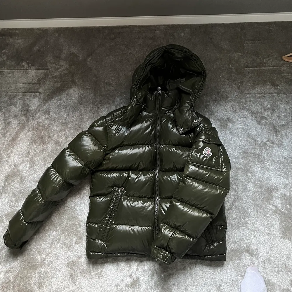 Moncler Maya  Cond: 9/10 (perfekt) Storlek: 2 -S/M Pris: 7295kr  Frakt: 1-2 dagars leverans (spårbart), 69kr. Jackor.