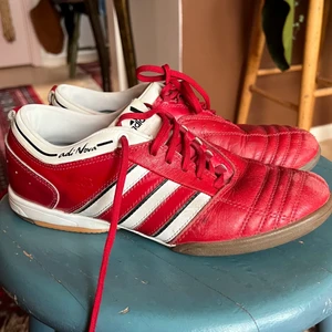 Adidas asymmetriska skor - Sjukt coola rödvita skin sneakers från Adidas med asymmetrisk snörning! Lite slitning framtill men resterande skon är som ny! 