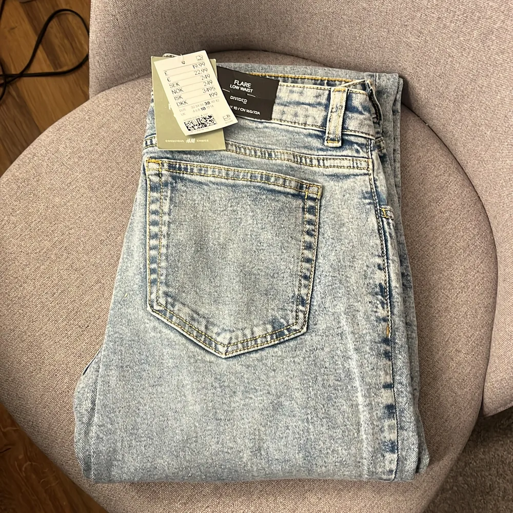 Jätte fina jeans från hm, aldrig andvända varav lappen är kvar, bara testade💕 storlek 38, Low waist💗 250kr ikl frakt. Jeans & Byxor.