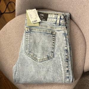 Jätte fina jeans från hm, aldrig andvända varav lappen är kvar, bara testade💕 storlek 38, Low waist💗 250kr ikl frakt