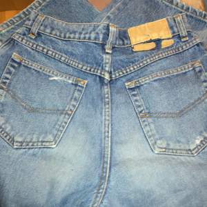 Fina jeans trots slitage, säljer dom för att dom är förkorta samt för små i midjan💕