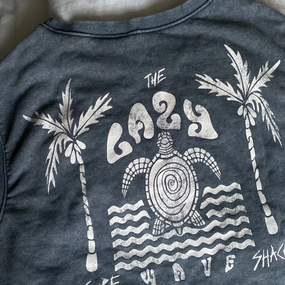 Mörk grå h&m t-shirt. Med tryck på baksidan storlek xs - 90