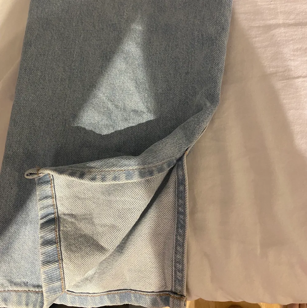 Blåa raka jeans med split längst ner i storlek 38 från na-kd. Säljer då dom inte kommer till användning längre:). Jeans & Byxor.