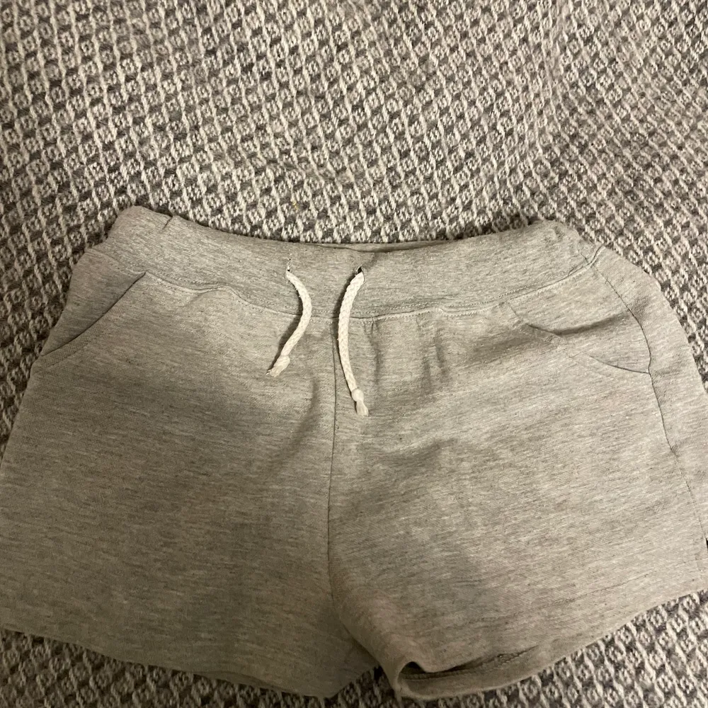 Gråa mjukis shorts, använda men fint skick säljer pga för små, skulle säga att storleken passar xxs/xs . Shorts.
