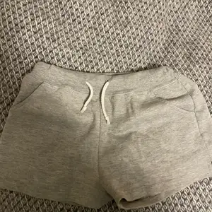 Gråa mjukis shorts, använda men fint skick säljer pga för små, skulle säga att storleken passar xxs/xs 