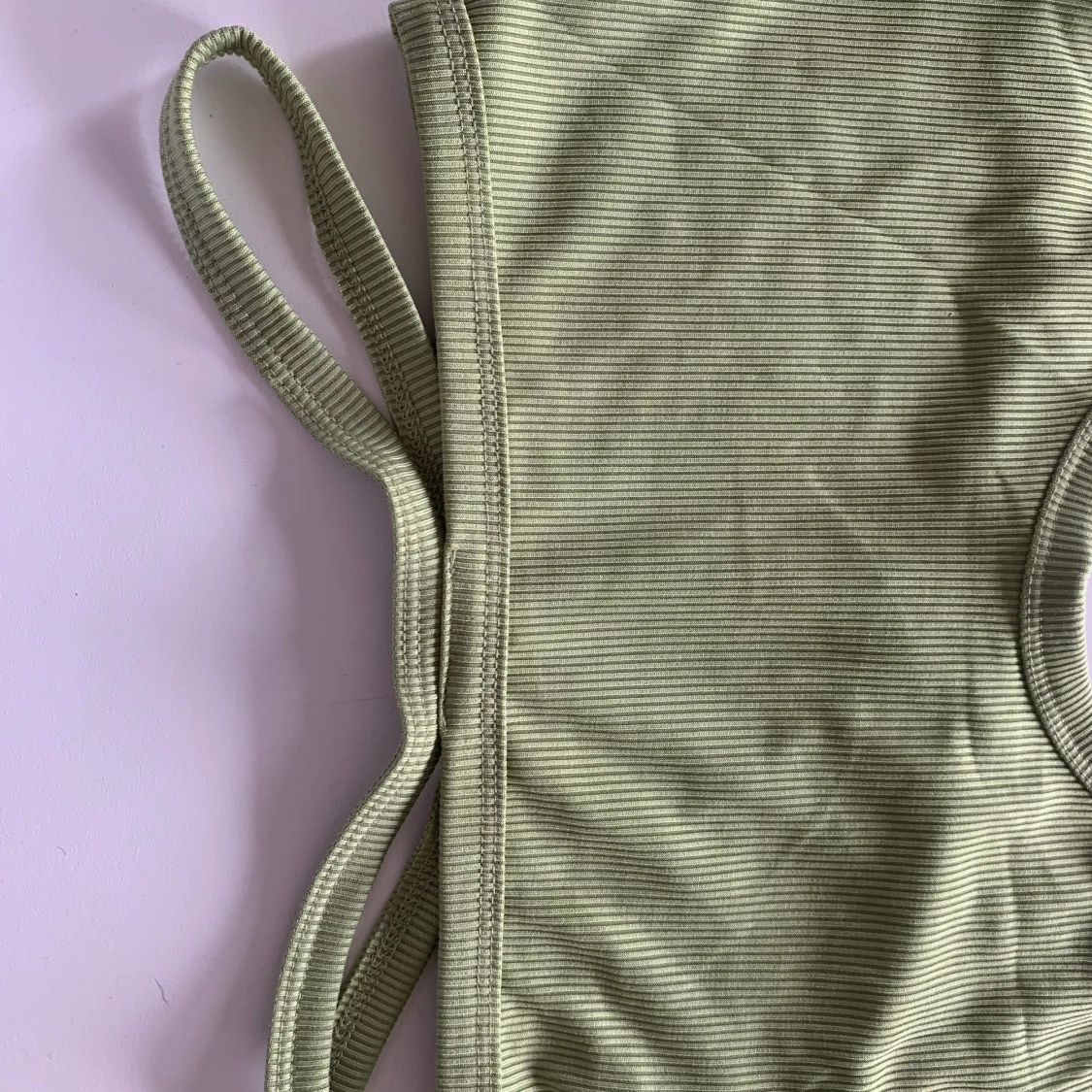 Grönt linne med hål  - 91