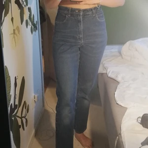Jeans  - Blåa jeans från pamela co. Storlek 40, men sitter bra på 38. Lite blåare i verkligheten