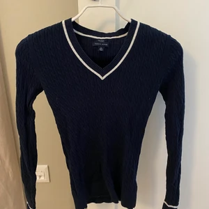 Tommy hilfiger kabelstickad - Fint skick, passar xs-m. Marinblå. Köparen står för frakt och betalning sker via Swish. Kan mötas upp i Umeå