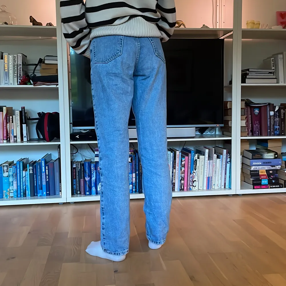Mellanblå raka jeans med hög midja från Weekday i modellen Rowe. De är snyggt slitna i kanterna i midjan och nertill. Storlek 24/30, nypris 500 kr🤩💕. Jeans & Byxor.