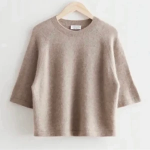 &other stories tröja - Säljer denna tröja från &other stories, storlek L men passar mig med xs-s då den är liten i storleken!  Köp direkt 💕