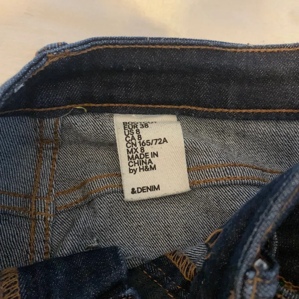 Bootcut jeans i storlek 38. Säljer för att de är för stora för mig,de har inga defekter och är andväda några gånger. Jeans & Byxor.
