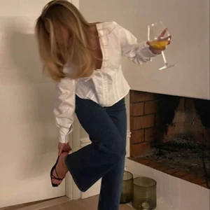 Skjorta med inbyggd ”korsett” - Säljer denna väldigt snygga skjortan/blusen ifrån zara. Den har som en korsettliknande detalj runt midjan vilket ger en fin form. Storlek m men är mer som en s❤️första bilden är lånad!!! 