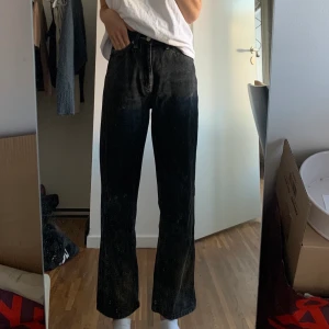 Row jeans  - Weekday row jeans i storlek 24! Fint skick, sitter lite dåligt på mig pga fel storlek. Ankellånga på mig som är 160 och mellanhög midja😊