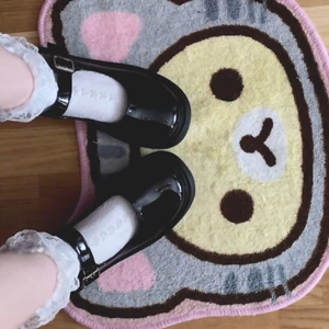 mary janes - jättefina mary janes<3 storlek 40 asiatisk strl så passar 38 ungefär ♡ säljer för att dem inte passar mig🥲 bara använda 2 gånger inomhus, bra skick & bra kvalitet !! <3 skriv vid intresse <3 frakt tillkommer♡