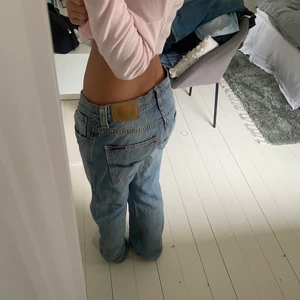 Nudie jeans - Så snygga vintage jeans från nudie som tyvärr är alldeles för stora för mig på alla sätt💔💔 När jag tar en säkerhetsnål och sätter i midjan så dom bli tajtare är dom skiiitsnygga men fortfarande lite för långa men det hade iallafall gått att sy om man kan😁