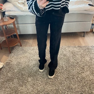 Kostymbyxor  - Kostymbyxor i väldigt fint skick ❤️ använda fåtal gånger, säljer pga att någon annan får bättre användning av de! Jag är 165