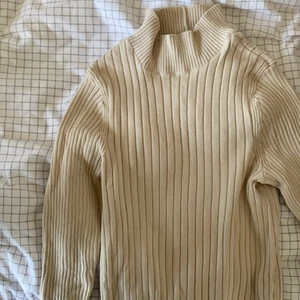 Beige polotröja - Denna fina beiga polotröja från new yorker som aldrig kommit till användning <33