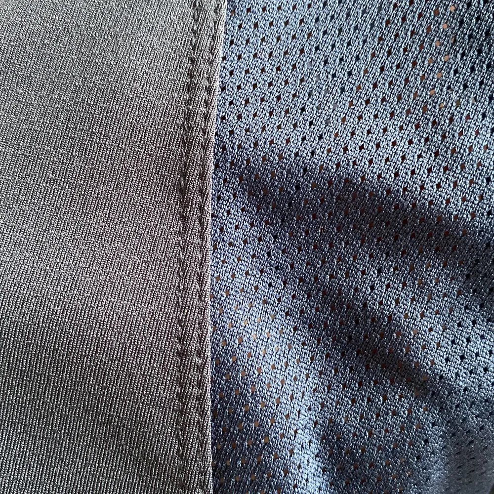 Croppat sportlinne från Tommy Hilfiger i storleken S. Knappt använd och därav i mycket bra skick. Andra bilden är baksidan av tröjan som är i ett tyg som ”andas” mer. 😊 Köpare står för frakt 🚚 . Toppar.
