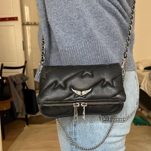 Zadig väska - Säljer min super fina zadig voltari väska. Den är i bra skick, använt få gånger. Säljer pga att den inte används eftersom jag har andra väskor. Köpt för 2500 säljer för 1900🌸💕